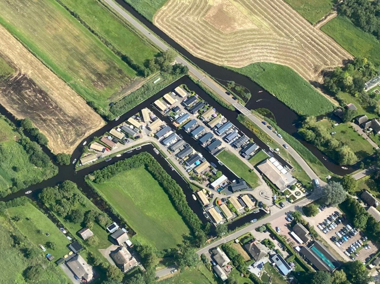 Wuivend Riet Gelegen Op Resort Venetie Giethoorn Exterior foto